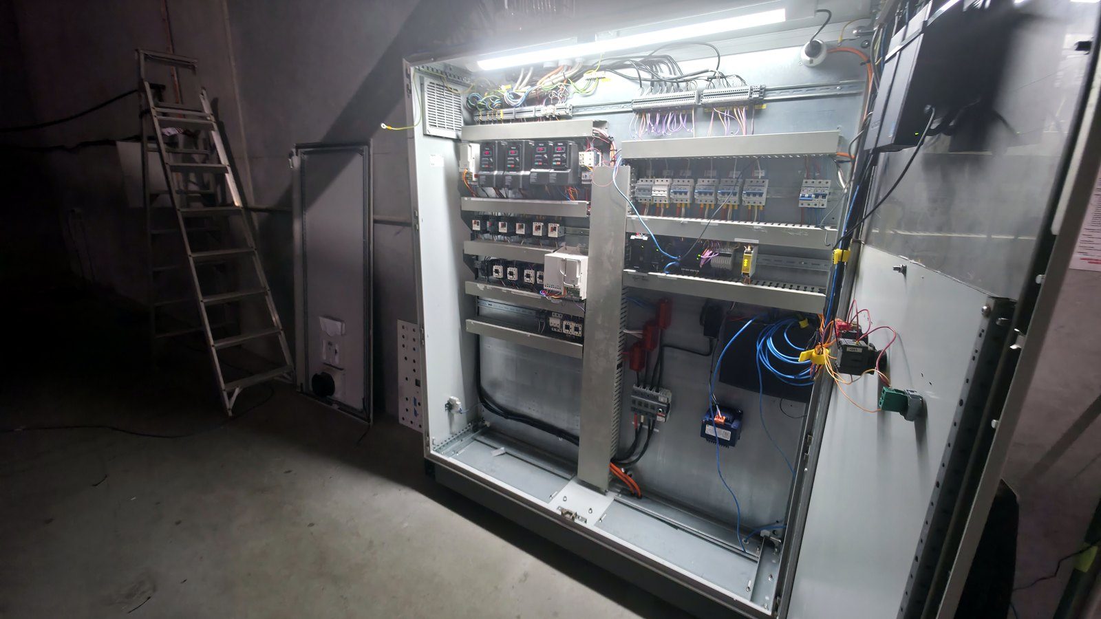 Control cabinet during on-site installation and wiring