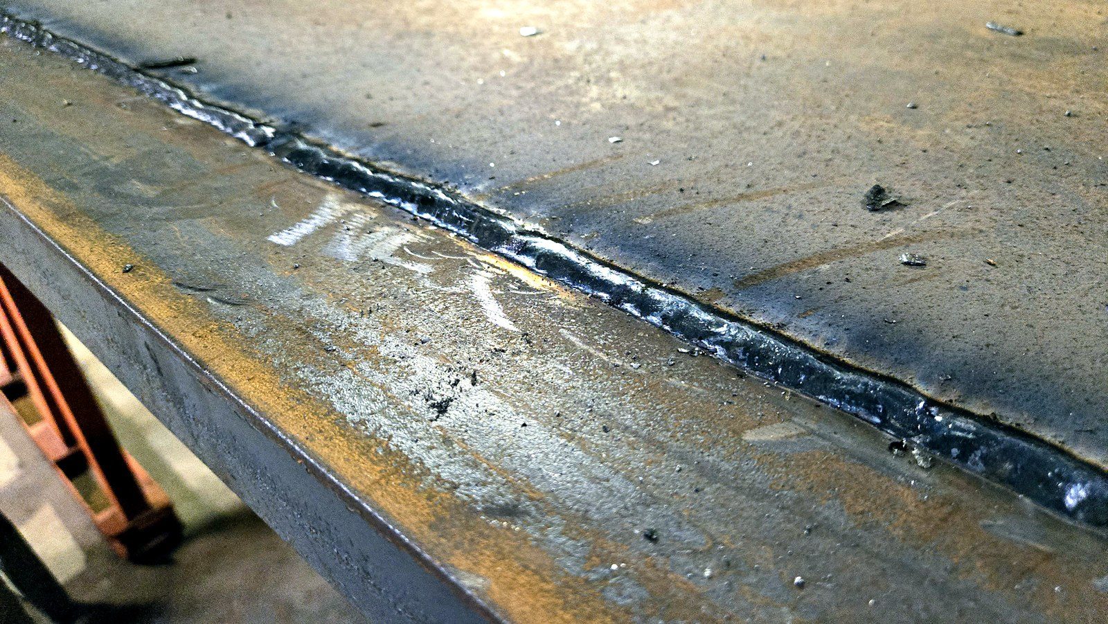 Full-penetration weld seam on the tipper body steelwork